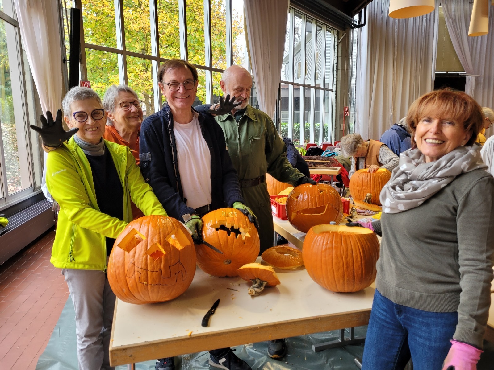 Anpacken beim K&uuml;rbisschnitzen